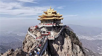 女員工在老君山慶祝節日