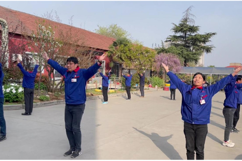 春風(fēng)灑花香，體育場內(nèi)激情燃